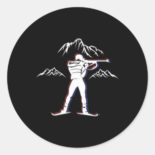 Een biatleet met geweer en langlaufski's Moti Ronde Sticker