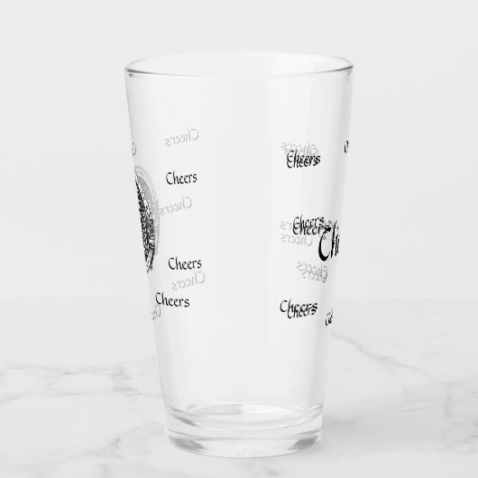 Een bierglas met een speciale datum en een cadeau- glas (Links)