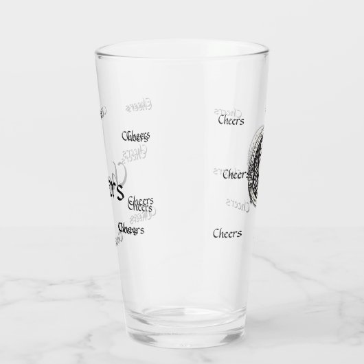 Een bierglas met een speciale datum en een cadeau- glas (Rechts)
