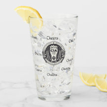 Een bierglas met een speciale datum en een cadeau-