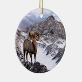 Een Bighorn Sheep kijkt naar de vallei Keramisch Ornament (Rechts)