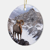 Een Bighorn Sheep kijkt naar de vallei Keramisch Ornament (Links)