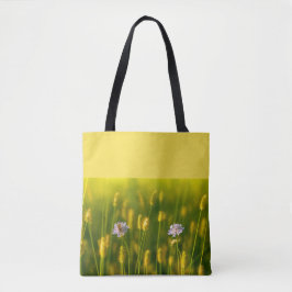 Een bij op de wilde lentbloemen tote bag