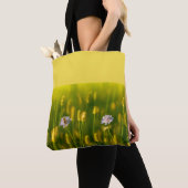 Een bij op de wilde lentbloemen tote bag (Dichtbij)