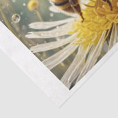 Een bij op een bloem in de ochtend dauw - tissuepapier (Detail)