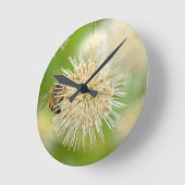 Een bij op een bloem ronde klok (Hoek)