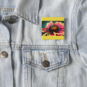 Een bij op een bloem vierkante button 5,1 cm (In situ)