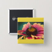 Een bij op een bloem vierkante button 5,1 cm (Voorkant /achterkant)