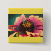 Een bij op een bloem vierkante button 5,1 cm (Voorkant)