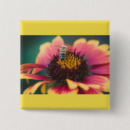 Een bij op een bloem vierkante button 5,1 cm