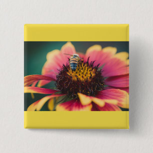 Een bij op een bloem vierkante button 5,1 cm