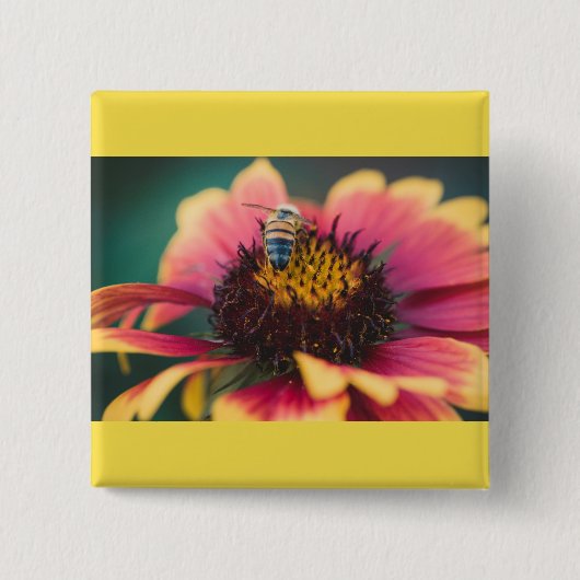 Een bij op een bloem vierkante button 5,1 cm (Voorkant)