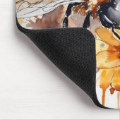 Een bij verzamelt honing op een bloem. muismat (Hoek)