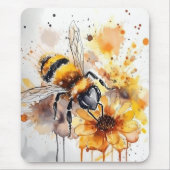Een bij verzamelt honing op een bloem. muismat (Voorkant)
