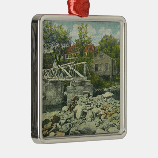 Een bijtende brug op de kledingschaal van Perkins Metalen Ornament (Rechts)