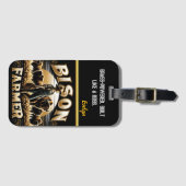 Een bizonboer die bij zonsondergang naar haar kudd bagagelabel (Voorkant (horizontaal))