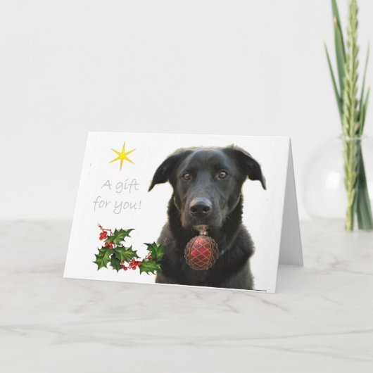 Een Black Labrador Retriever die een cadeau brengt Feestdagen Kaart (Voorkant)
