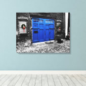 Een blauw deurcanvas canvas afdruk (Insitu (Houten vloer))