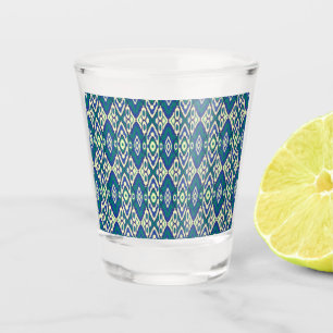 Een blauw en groen patroon met een witte achtergro shot glas