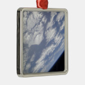 Een blauw en wit deel van de aarde metalen ornament (Rechts)