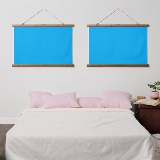 Een blauw vierkant gecentreerd op een witte achter hangend wandkleed (Slaapkamer)