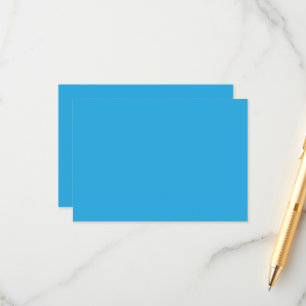 Een blauwe achtergrond met een informatiekaartje