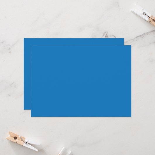 Een blauwe achtergrond met een kaart (Voorkant / Achterkant in situ)