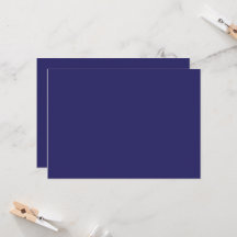 Een blauwe achtergrond met een klok