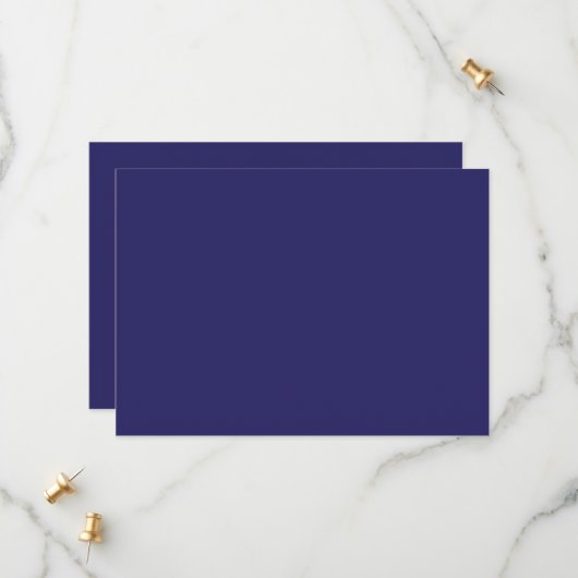 Een blauwe achtergrond met een klok save the date (Voorkant / Achterkant in situ)