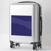 Een blauwe achtergrond met een klok sticker (Koffer)