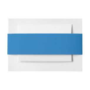 Een blauwe achtergrond met een uitnodigingen wikkel