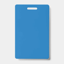 Een blauwe achtergrond met een zwart-witte klok badge