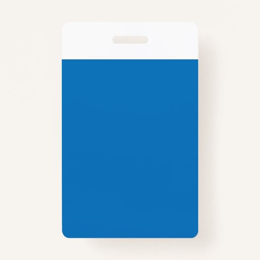 Een blauwe achtergrond met een zwart-witte klok badge (Achterkant)