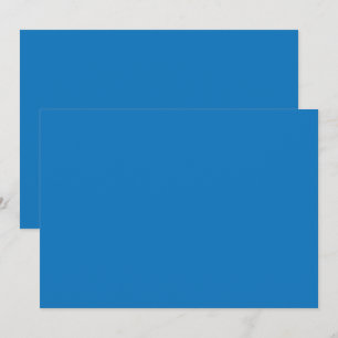 Een blauwe achtergrond met een zwart-witte klok kaart