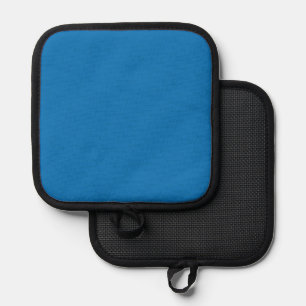 Een blauwe achtergrond met een zwart-witte klok pannenlap