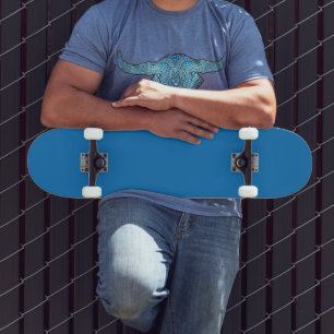 Een blauwe achtergrond met een zwart-witte klok persoonlijk skateboard