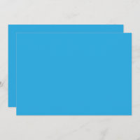 Een blauwe achtergrond met een zwarte en witte kat