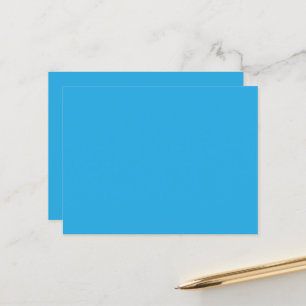 Een blauwe achtergrond met een zwarte en witte kat briefkaart