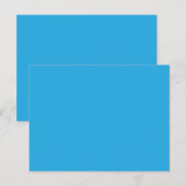 Een blauwe achtergrond met een zwarte en witte kat briefkaart (Voorkant / Achterkant)