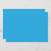 Een blauwe achtergrond met een zwarte en witte kat