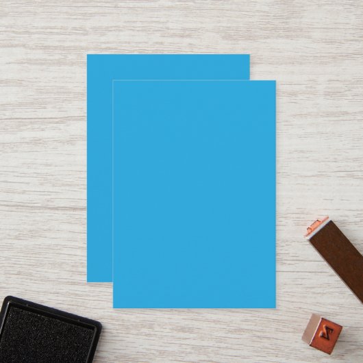 Een blauwe achtergrond met een zwarte en witte kat klantenkaartje (Voorkant / Achterkant in situ)