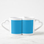 Een blauwe achtergrond met een zwarte en witte kat loversmokken<br><div class="desc">Verken het charmante contrast van een zwarte en witte kat tegen een serene blauwe achtergrond. Dit boeiende afbeelding legt de essentie van een geliefd huisdier vast op een unieke achtergrond."</div>