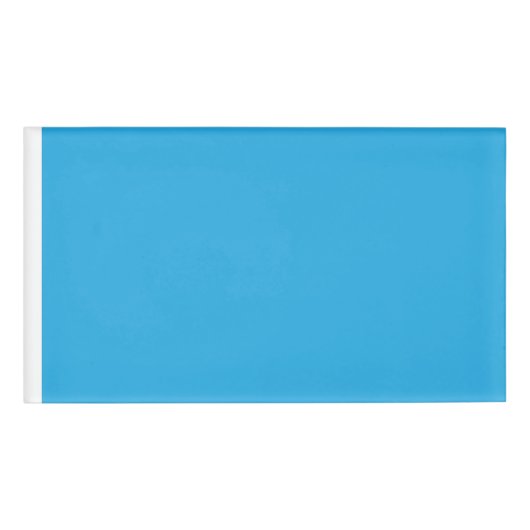 Een blauwe achtergrond met een zwarte en witte kat naambadge (Voorkant)