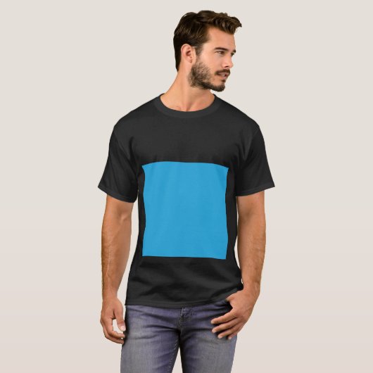 Een blauwe achtergrond met een zwarte en witte kat t-shirt (Voorkant volledig)