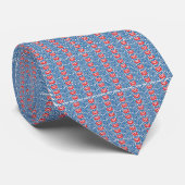 Een blauwe achtergrond met rode en witte design stropdas (Opgerold)