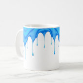 Een blauwe crème loopt langs een mug. koffiemok (Voorkant links)