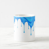Een blauwe crème loopt langs een mug. koffiemok (Center)