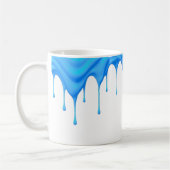 Een blauwe crème loopt langs een mug. koffiemok (Links)