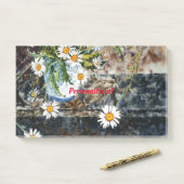 Een blauwe en witte pot wilde maissoorten op een p post-it® notes (Op bureau)