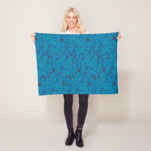 Een blauwe en zwarte achtergrond met een patroon fleece deken